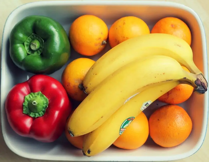 Piring makanan seimbang dengan sayur dan buah